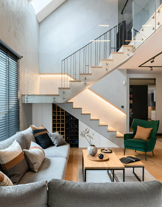 Pièce de vie rénovée autour d’un escalier contemporain