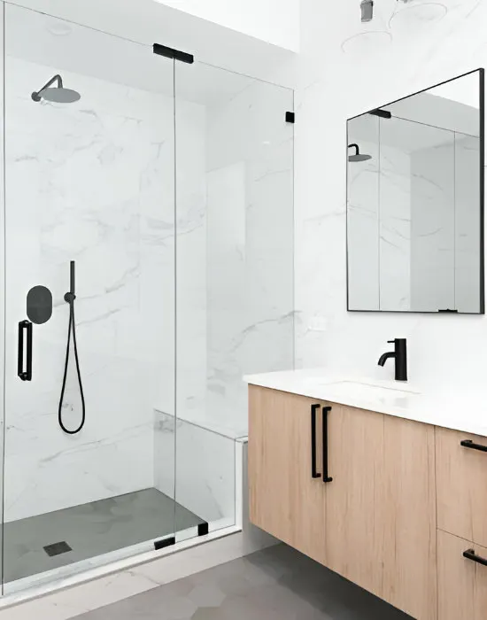 Salle de douche rénovée aux finitions claires
