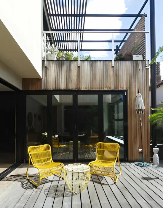 Terrasse en bois et façade rénovées